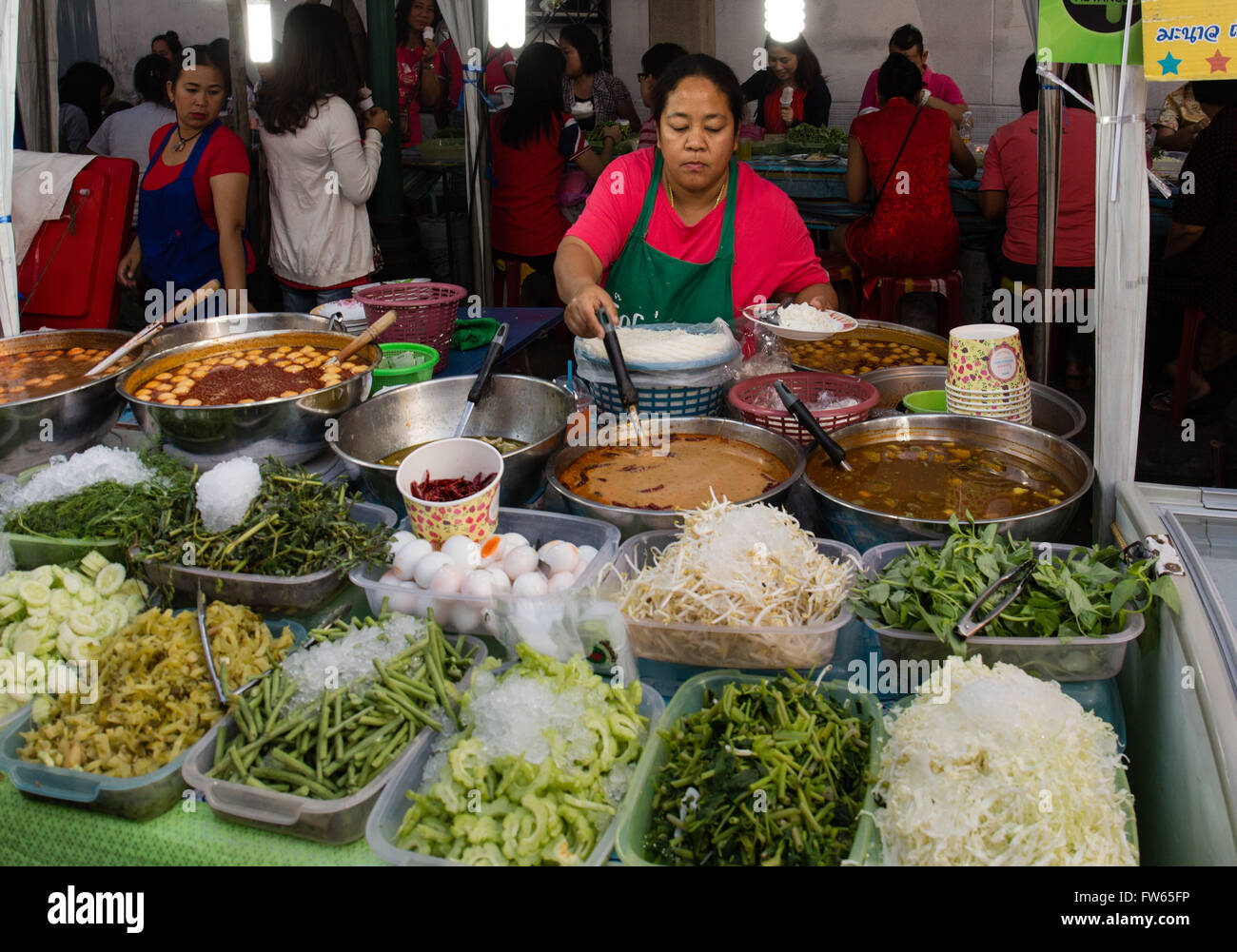 L'alimentation de rue, des spécialités thaïlandaises, légumes Yaowarat Road, Chinatown, Bangkok, Thaïlande Banque D'Images