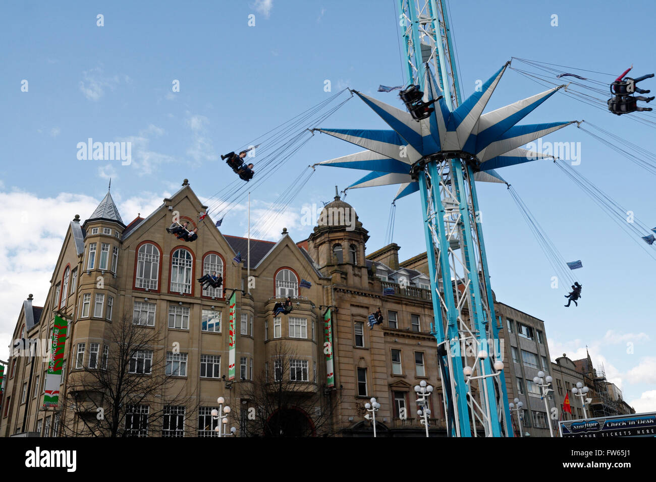 Starflyer Carousel tour dans le centre-ville de Sheffield Angleterre attraction UK Funfair Banque D'Images