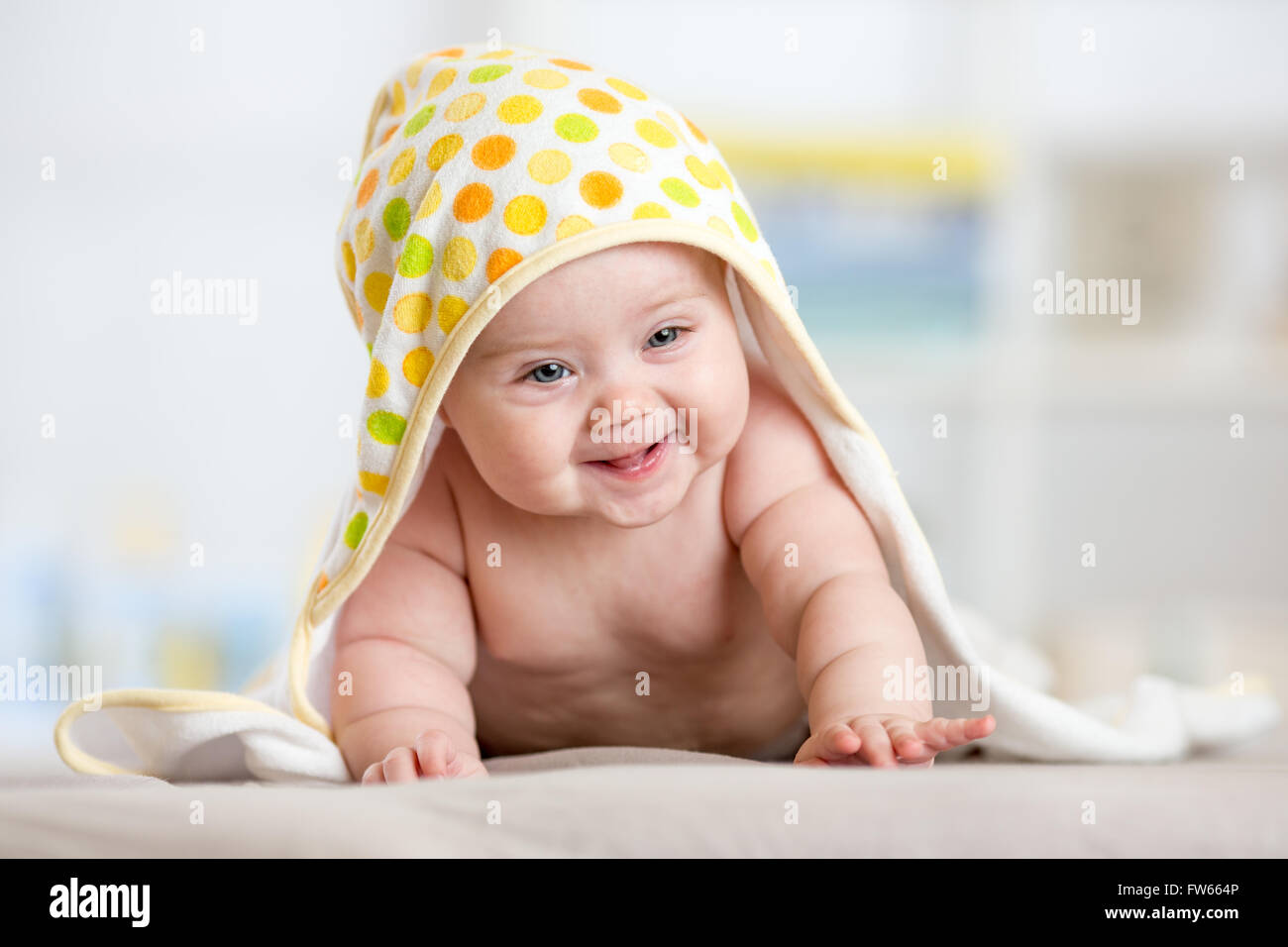 Adorable Bebe Heureux En Serviette Coloree Photo Stock Alamy Adorable Bebe Heureux En Serviette Coloree Photo Stock Alamy