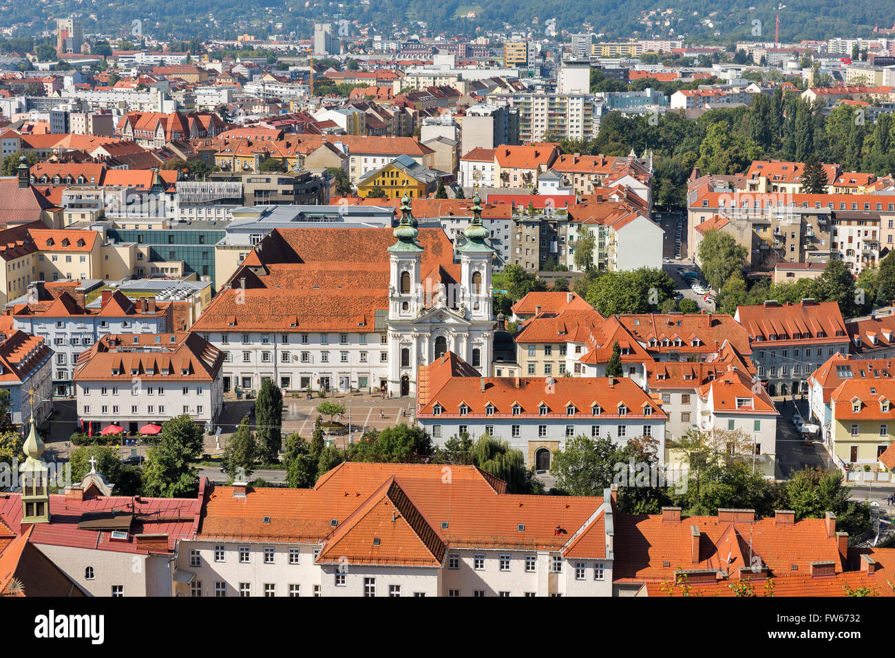 Le centre-ville de Graz antenne automne paysage urbain avec Mariahilferkirche Église. Graz est la capitale de land de Styrie en Autriche. Banque D'Images