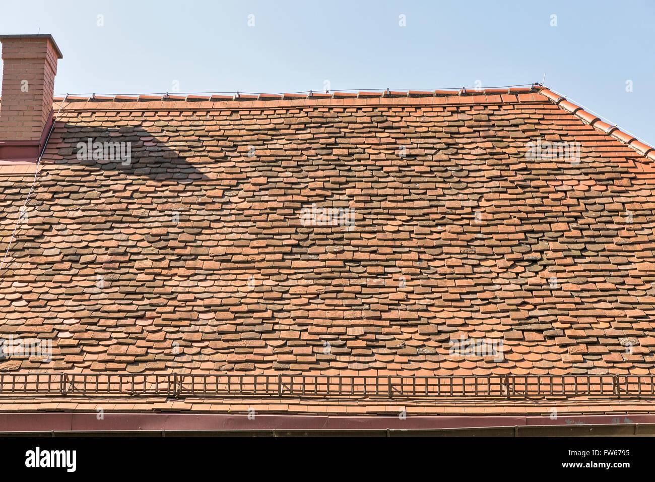 Voir de vieux toits de tuiles rouge chambre avec cheminée Banque D'Images