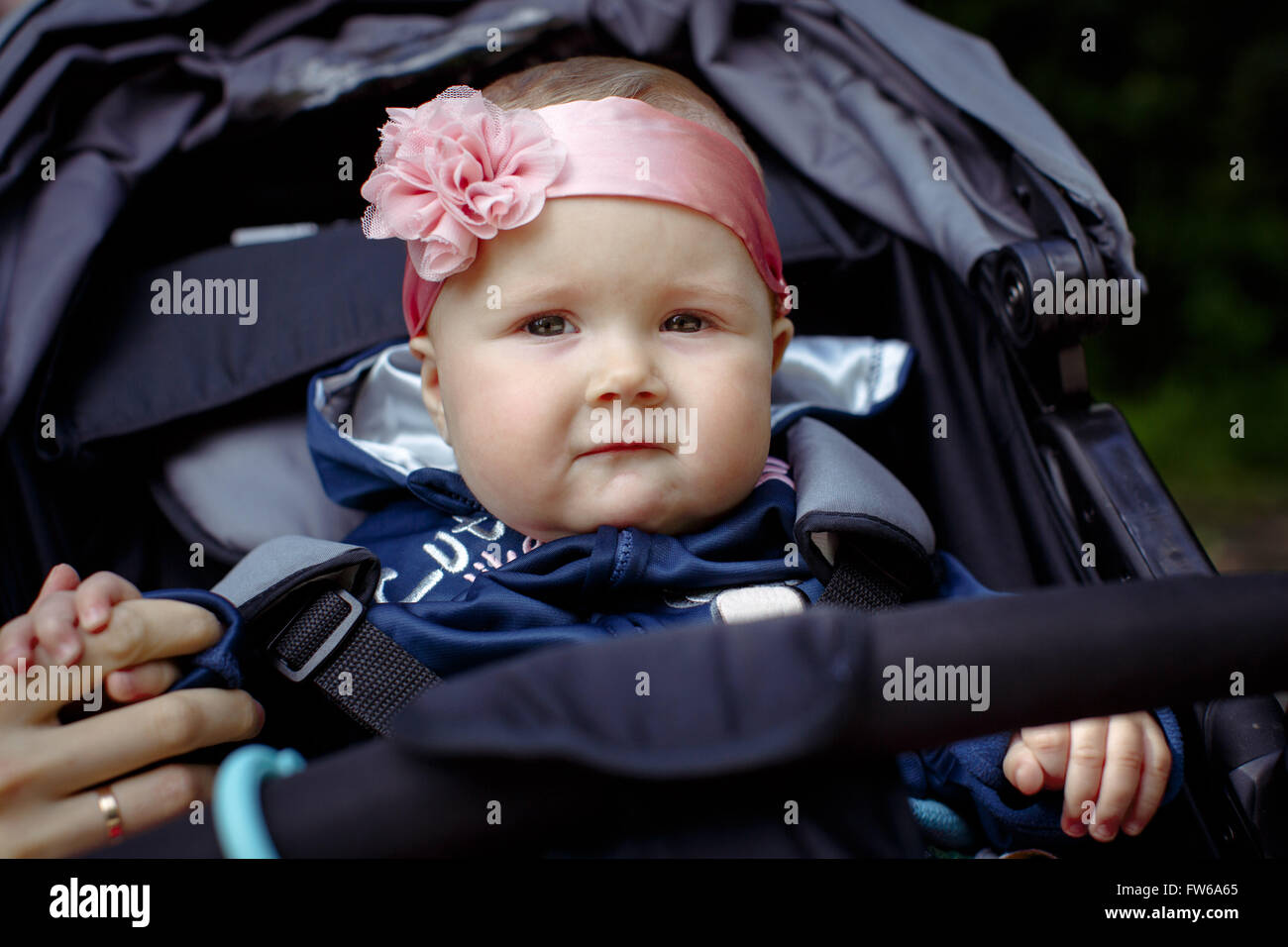Baby Girls n'est pas heureux, close-up outdoor Banque D'Images
