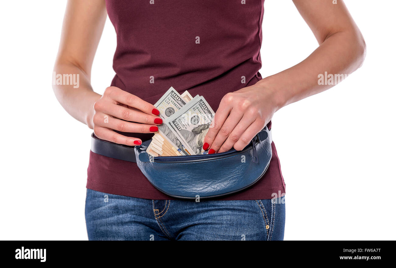 Portefeuille avec de l'argent sur une femme par la taille. Sur un fond blanc. Banque D'Images
