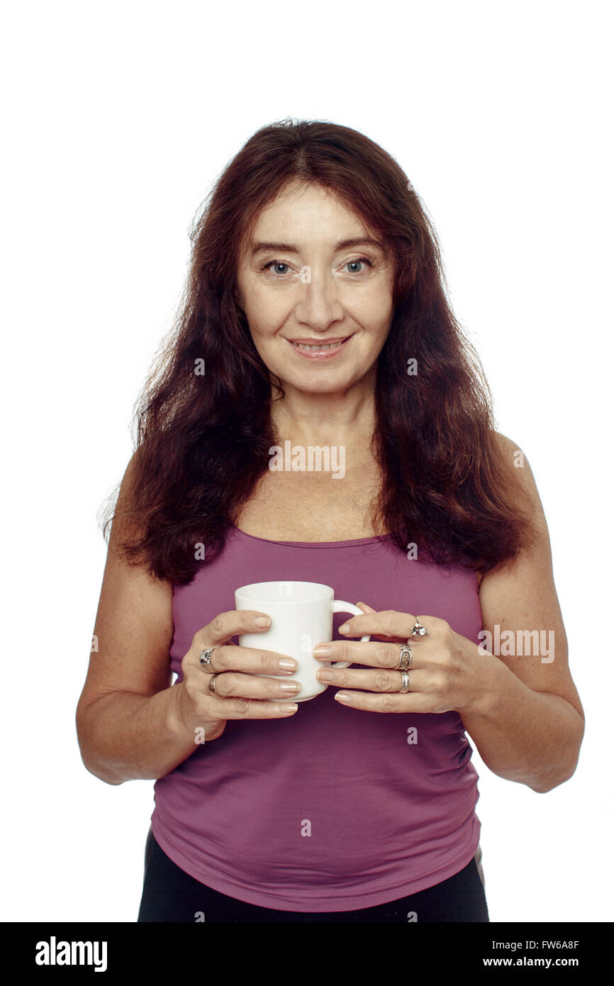 Femme tenant une tasse dans la main Banque D'Images