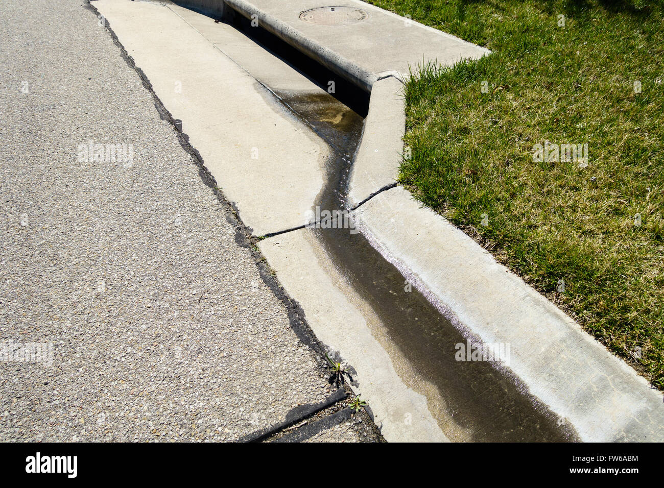 En bordure d'un collecteur d'eaux pluviales sur une rue urbaine dans la région de Wichita, Kansas. Banque D'Images