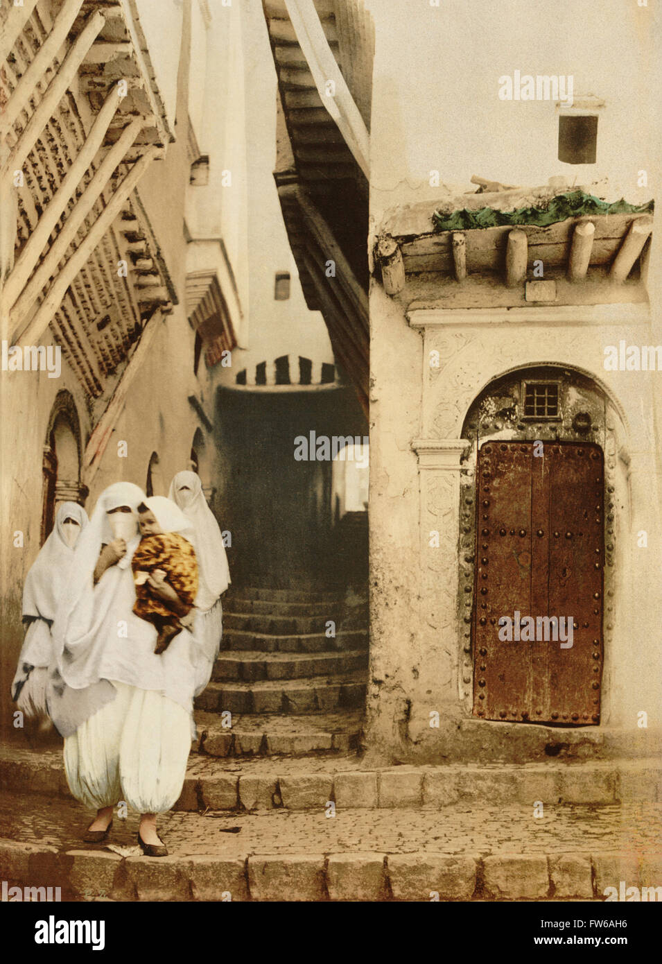 Les femmes voilées avec enfant de la rue, les chameaux, Alger, Algérie, impression Photochrome, vers 1900 Banque D'Images