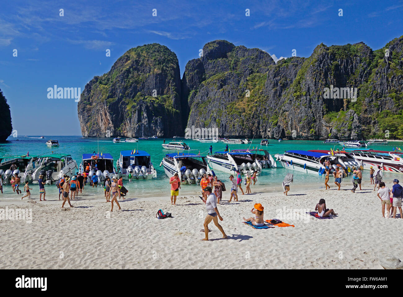 Maya Bay, encombrée de touristes et de bateaux d'excursion, Phi Phi Leh, l'île de Thaïlande. Banque D'Images