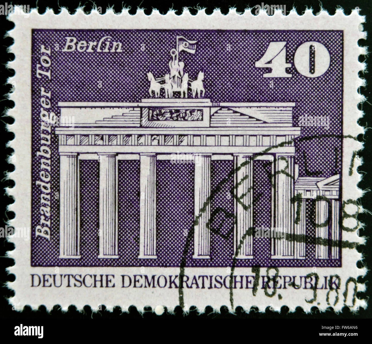 Rda - VERS 1973 : un timbre imprimé en Allemagne montre Porte de ...