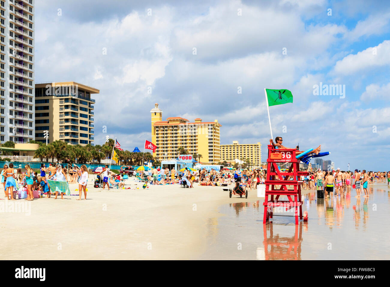 Scène de plage et baignade surveillée sur Daytona Beach, Floride, USA Banque D'Images