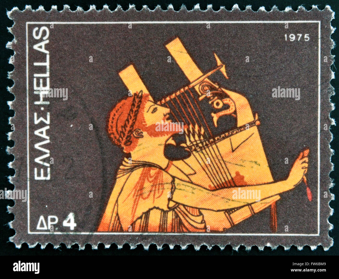 Grèce - circa 1975 : timbre imprimé en France dédiée à l'instruments de musique traditionnels montre un ancien joueur de guitare, Banque D'Images