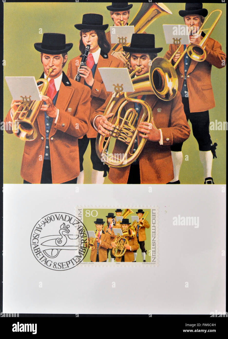 LIECHTENSTEIN - circa 1980 : timbre imprimé en Liechtenstein dédié aux costumes traditionnels, spectacles de cuivres à Mauren, cria Banque D'Images