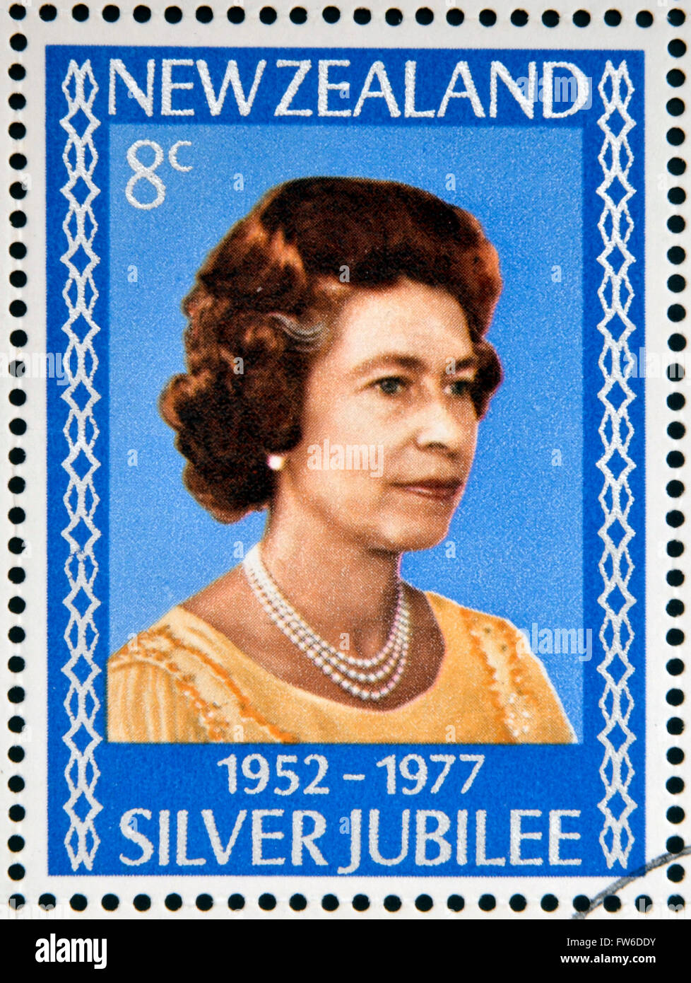 Nouvelle Zélande - circa 1977 : timbre imprimé en Nouvelle-Zélande montre Portrait de la Reine Elizabeth, vers 1977. Banque D'Images