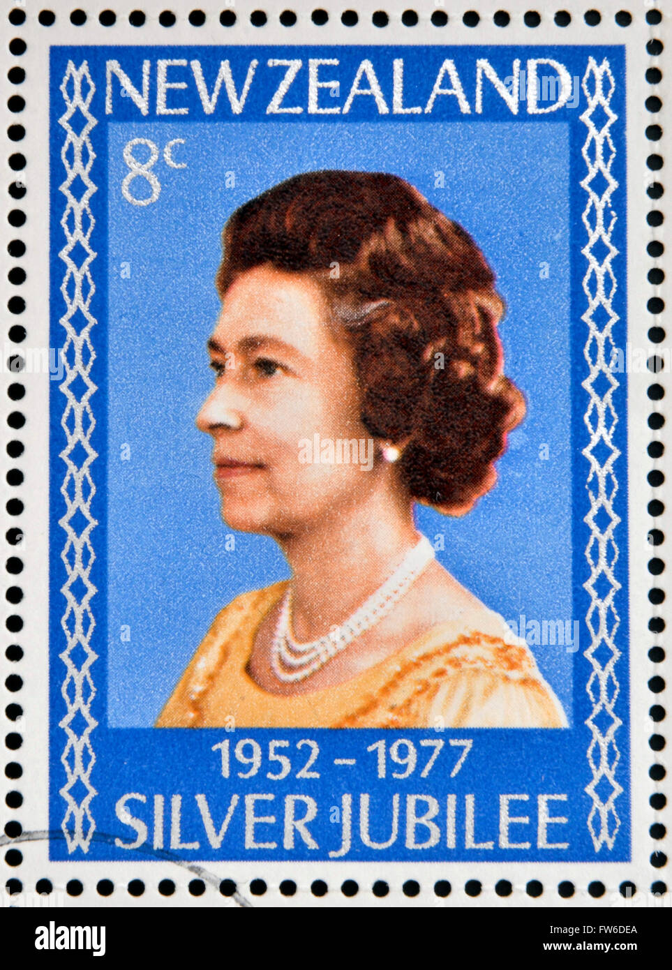 Nouvelle Zélande - circa 1977 : timbre imprimé en Nouvelle-Zélande montre Portrait de la Reine Elizabeth, vers 1977. Banque D'Images