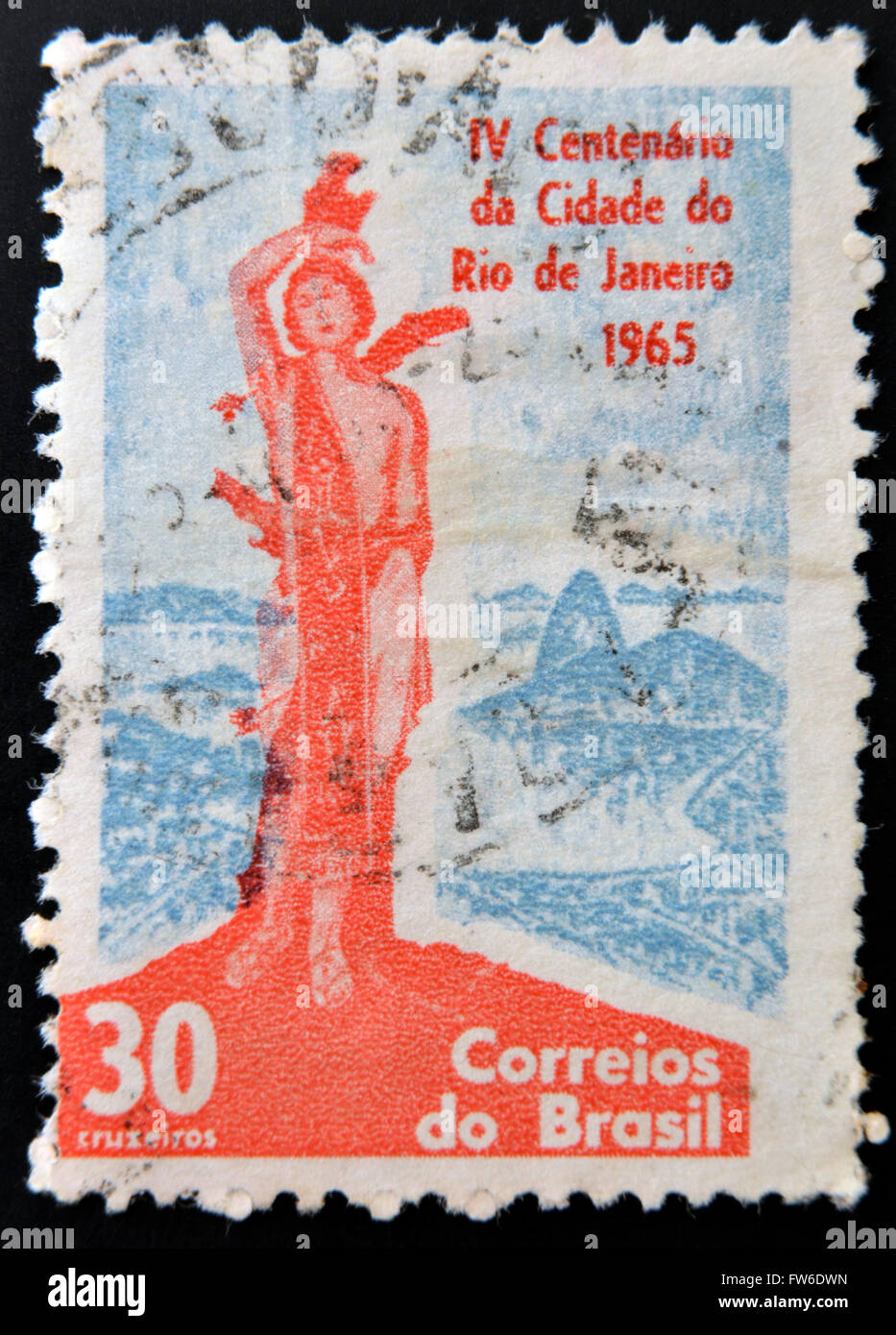 Brésil - VERS 1965 : timbres en Brésil dédié à IV Centenaire de la ville de Rio de Janeiro, spectacles statue de Saint Sebast Banque D'Images