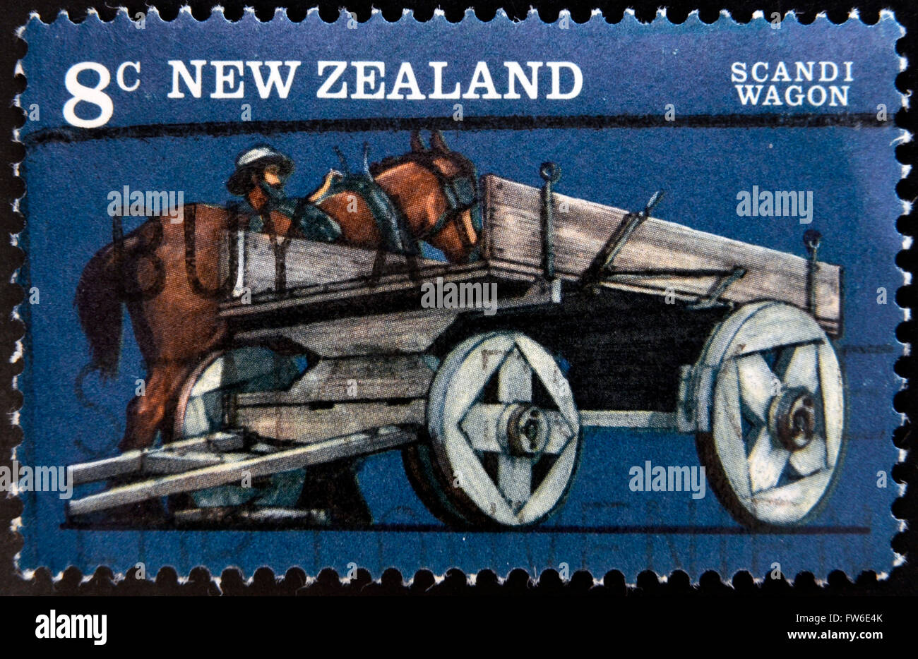 Nouvelle Zélande - circa 1976 : timbres en Nouvelle-Zélande, montre des véhicules de ferme, Scandi wagon, vers 1976 Banque D'Images