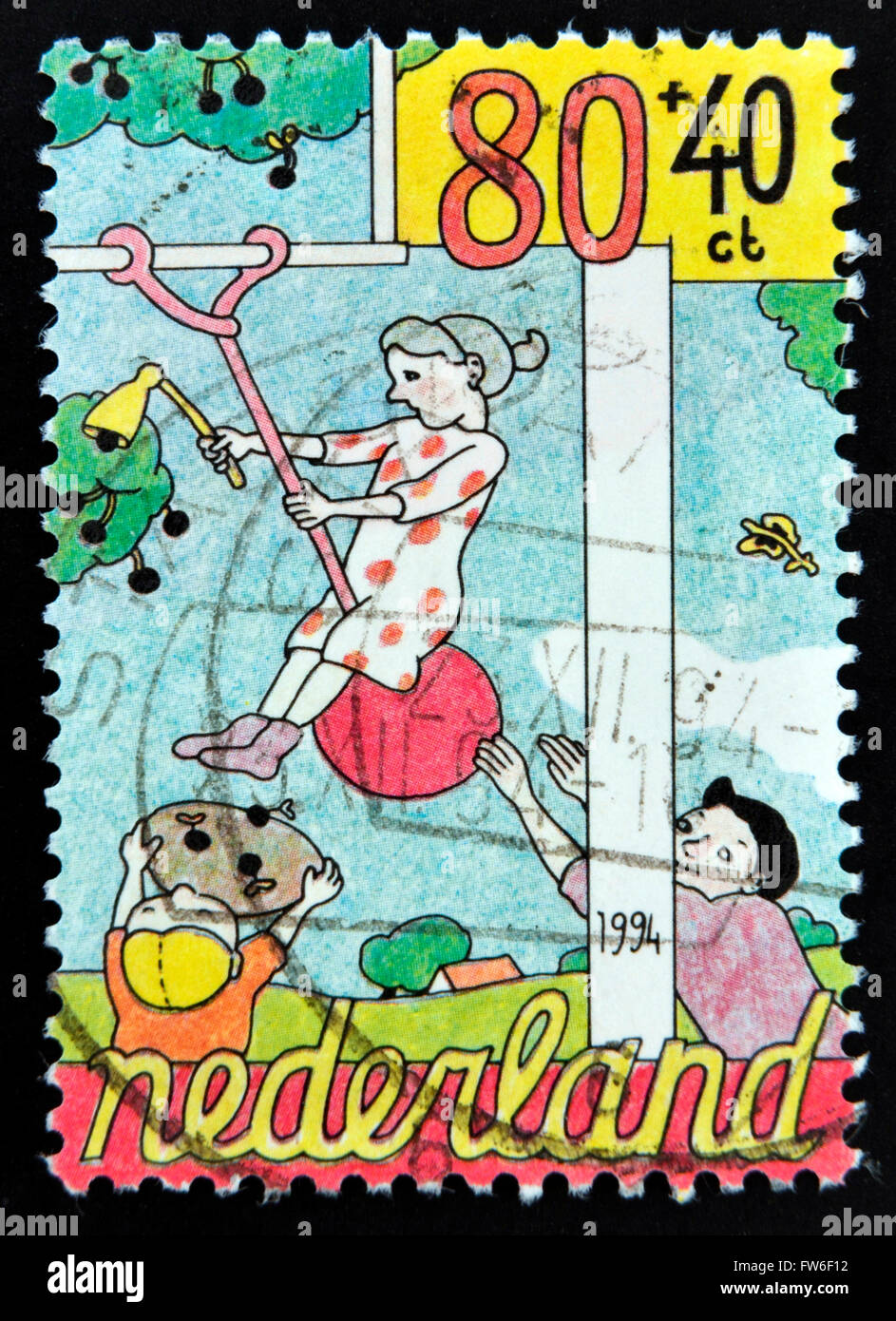 -HOLLAND 1994 : timbres en les Pays-Bas dédié au bien-être de l'enfant montre aidant à équilibrer Woman picking cherries Banque D'Images