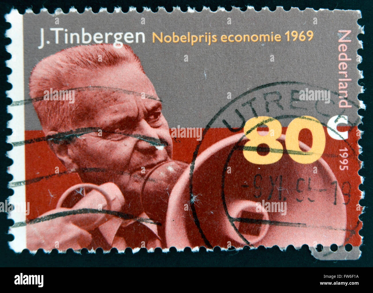 Pays-bas - circa 1995 : timbres en Hollande montre économiste néerlandais Jan Tinbergen, vers 1995. Banque D'Images