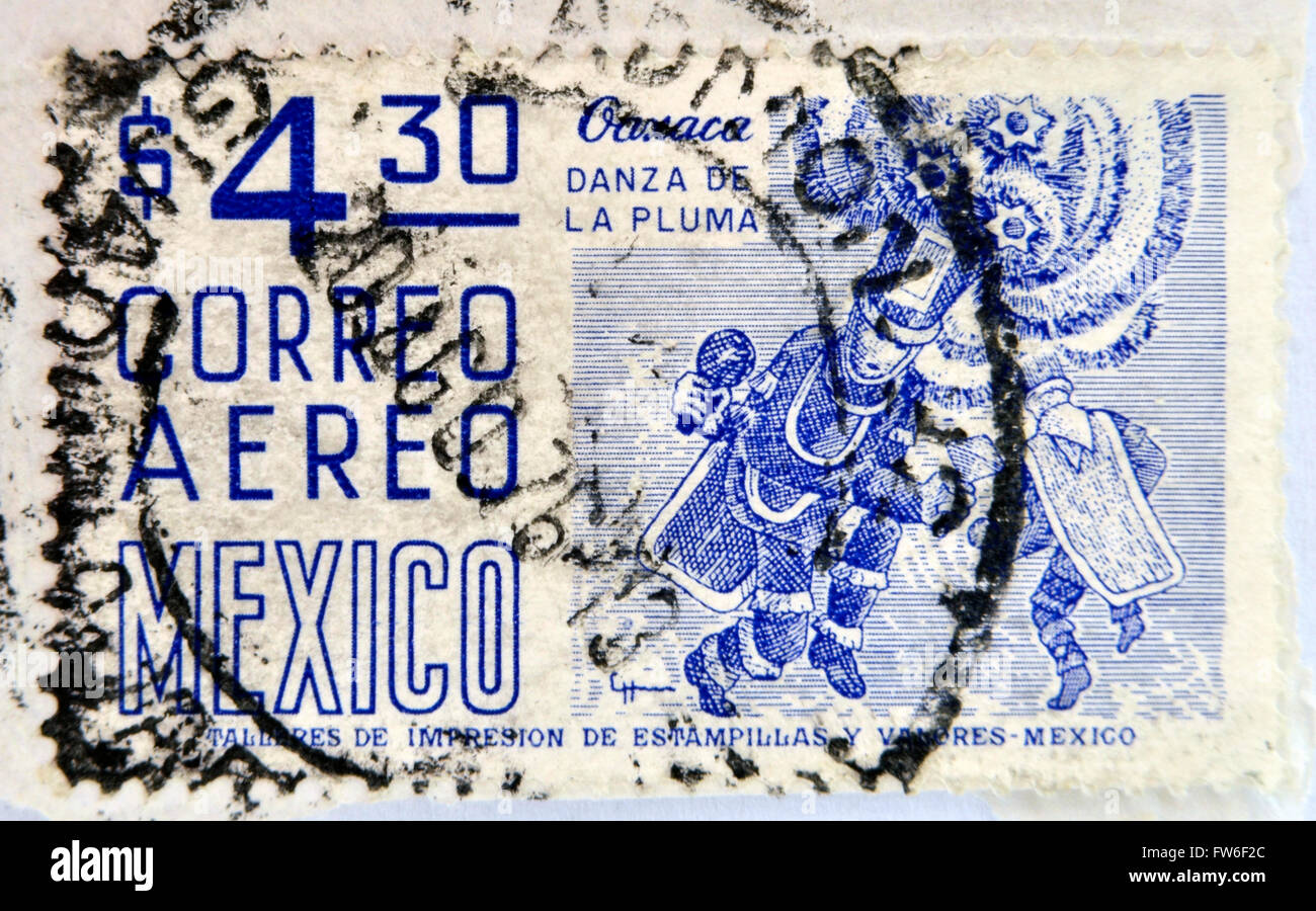 Mexique - circa 1950 : timbre imprimé au Mexique montre feather dance, Oaxaca, vers 1950 Banque D'Images