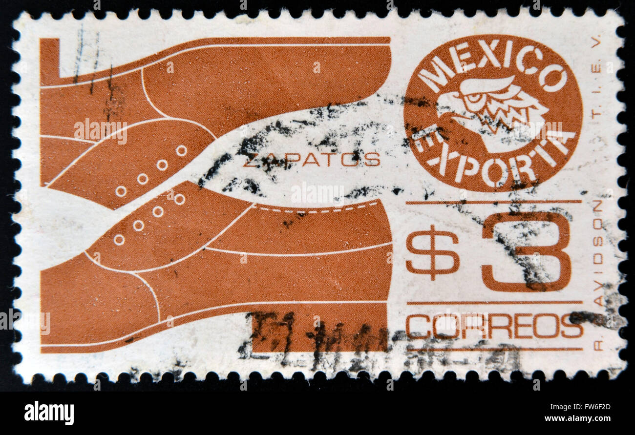 Mexique - circa 1975 : timbre imprimé au Mexique montre chaussures d'hommes, d'exportation du Mexique, circa 1975 Banque D'Images