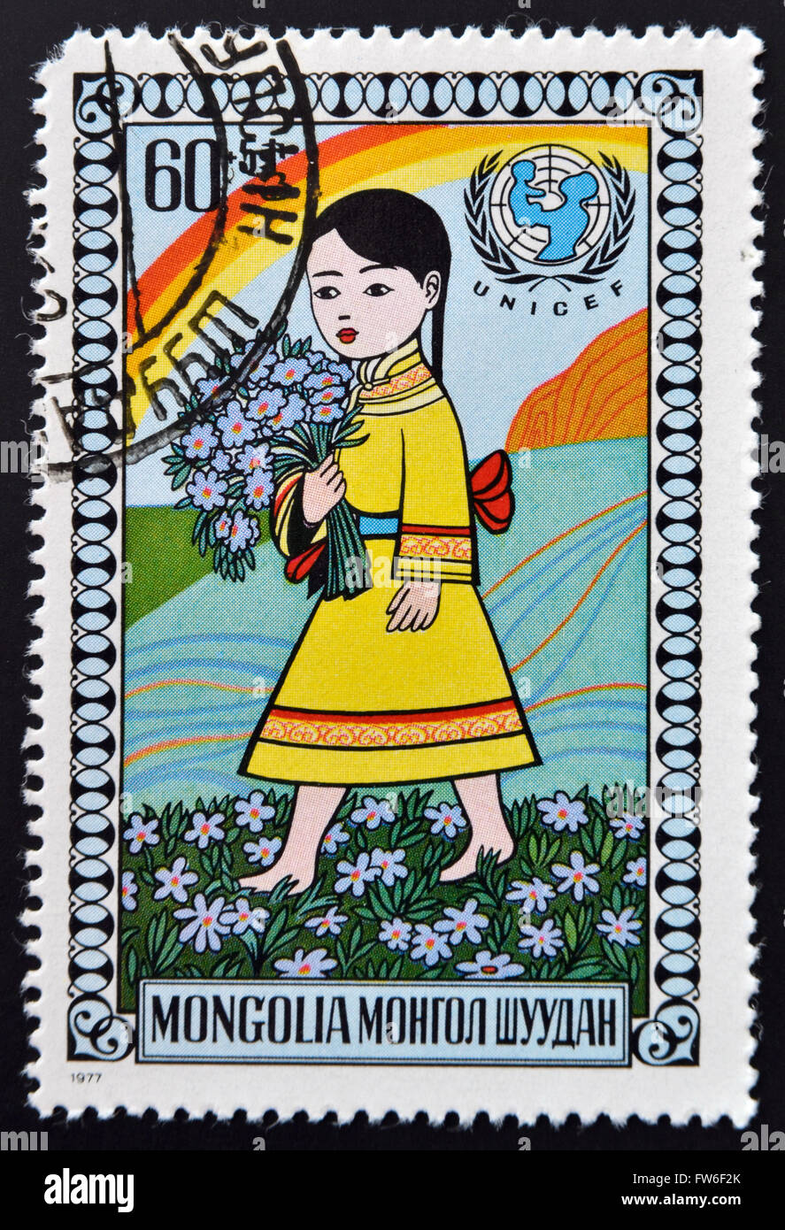 Mongolie - circa 1977 : timbres en Mongolie montre fille avec bouquet de fleurs, circa 1977 Banque D'Images