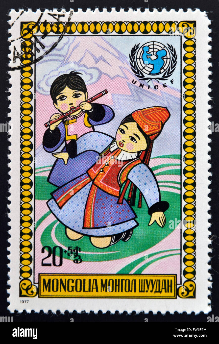 Mongolie - circa 1977 : timbres en Mongolie montre fille et garçon, vers 1977 Banque D'Images