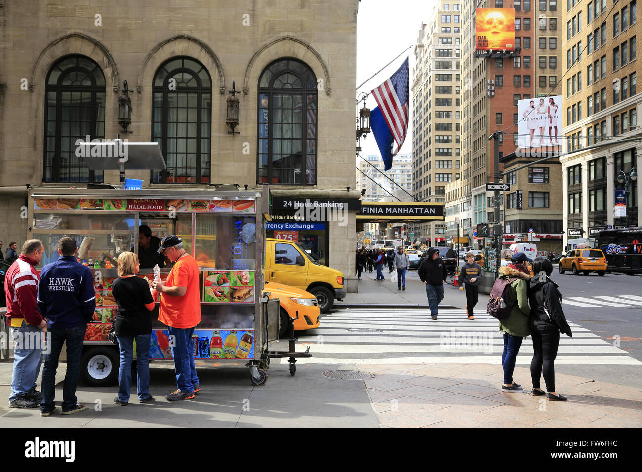 Panier alimentaire la vente de hot dog,bretzel et la boisson sur la rue de Manhattan, New York City, USA Banque D'Images