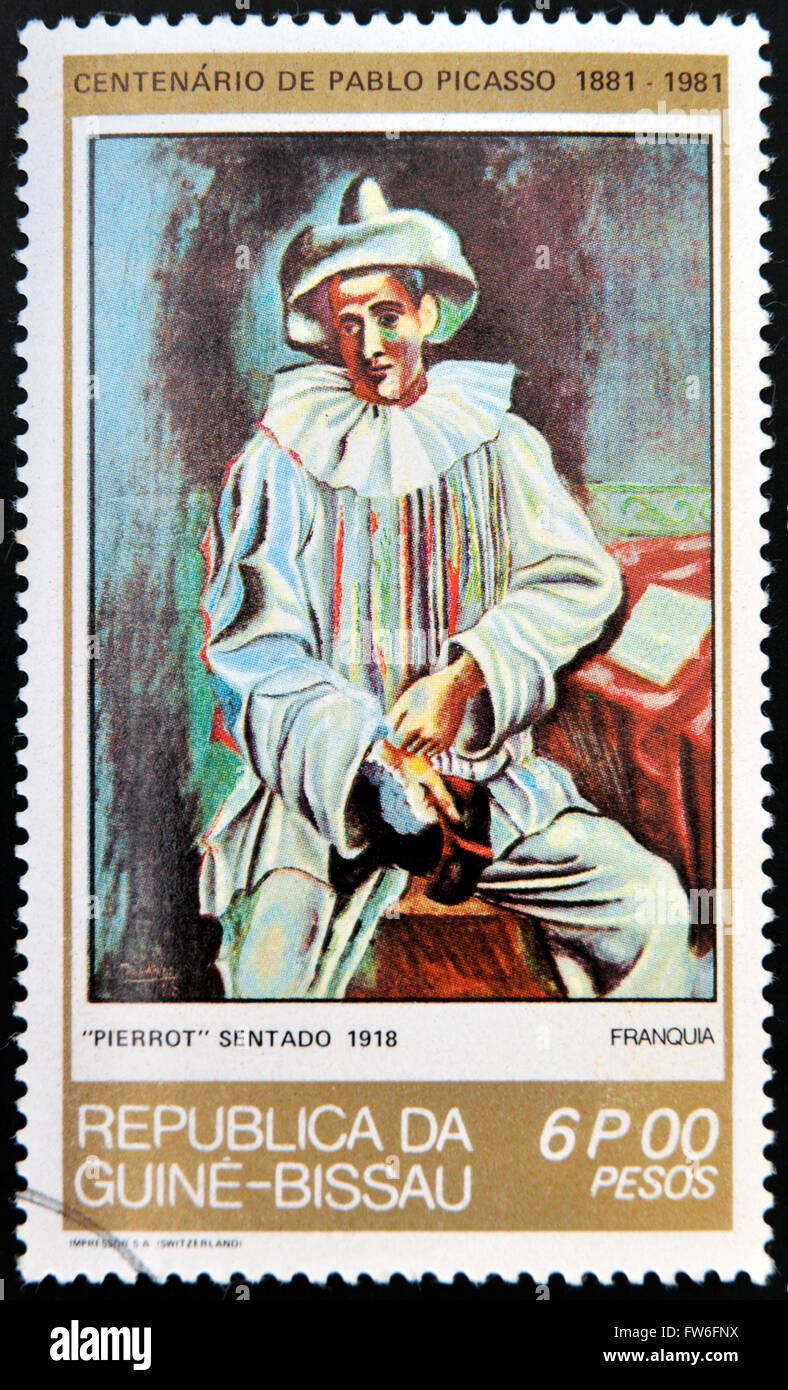 Guinée - circa 1981 : timbre imprimé en République de Guinée Bissau montre Pierrot assis par Pablo Picasso, vers 1981 Banque D'Images