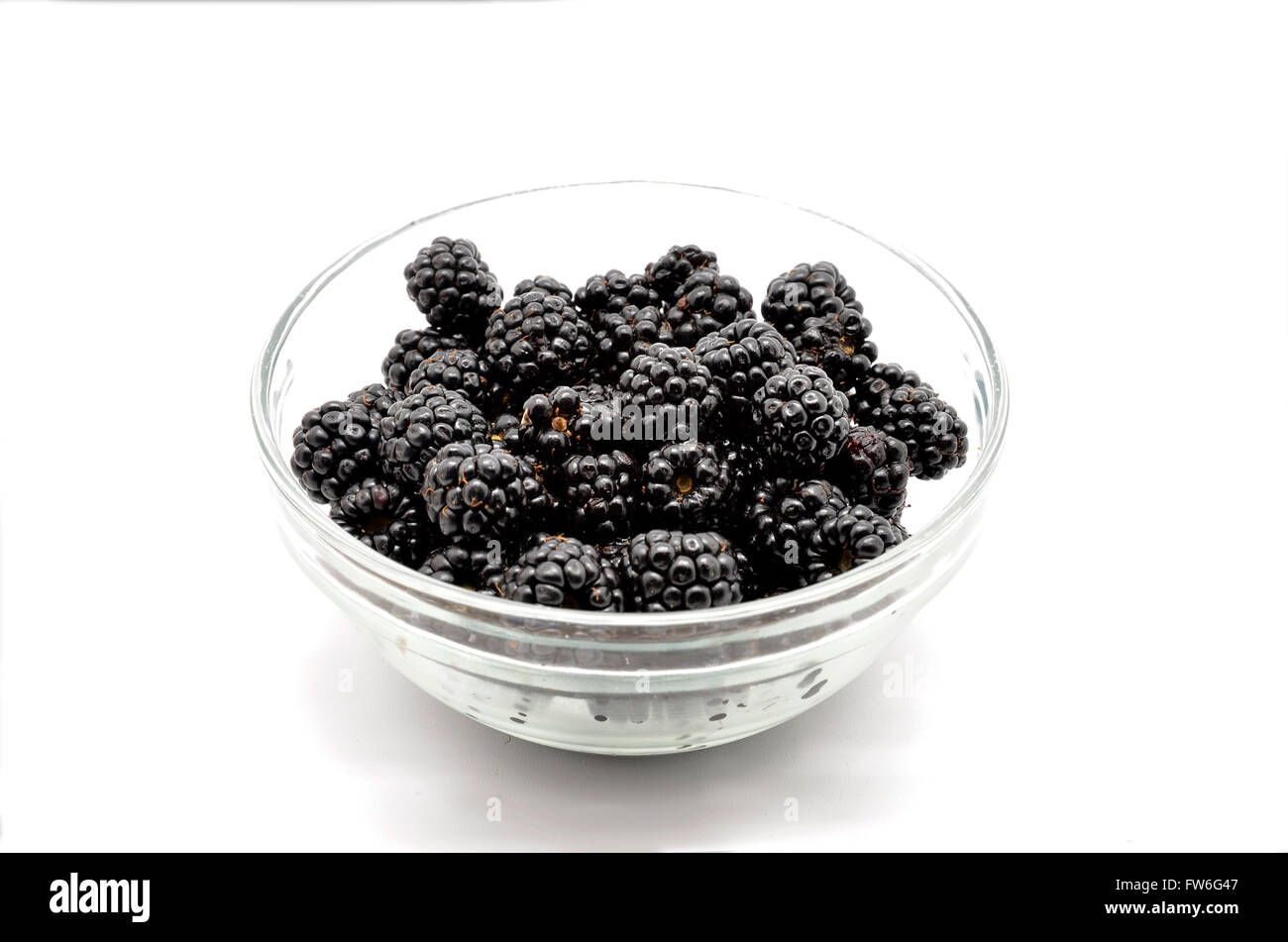 Contenant en verre avec des mûres mûres fraîches Banque D'Images