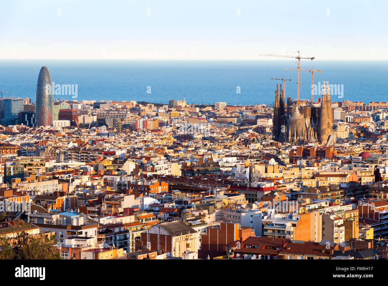 Vue de la Sagrada Familia et la tour Agbar de Parc Guell. Barcelone, Espagne. Banque D'Images