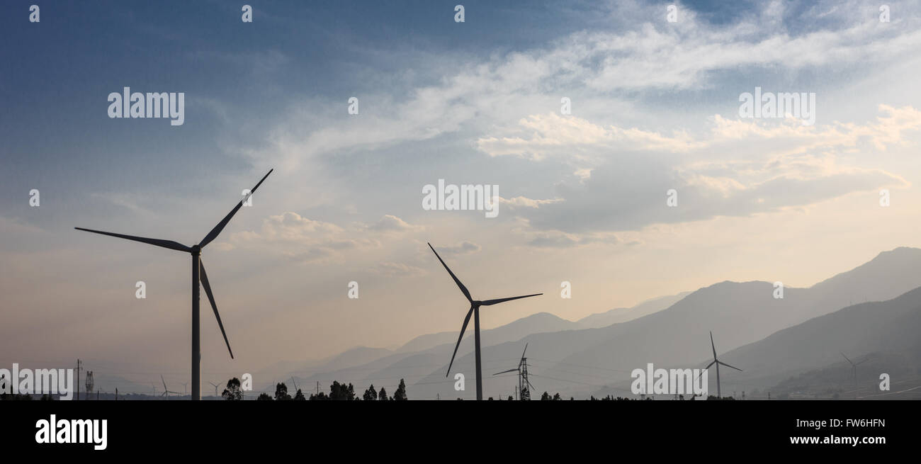 Générateur d'énergie éolienne en contre-jour Banque D'Images