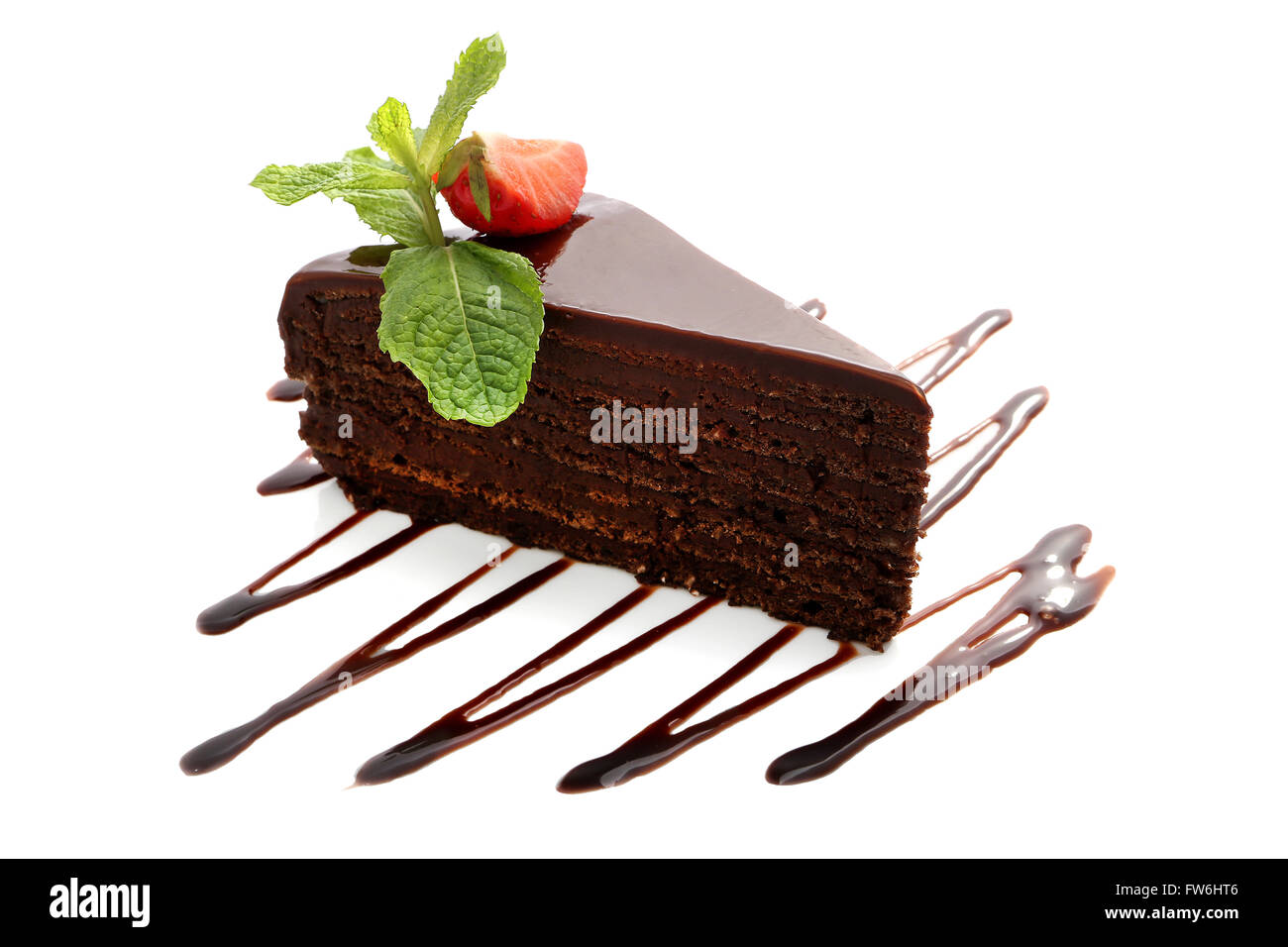 Gâteau sacher chocolat close-up isolated on white Banque D'Images
