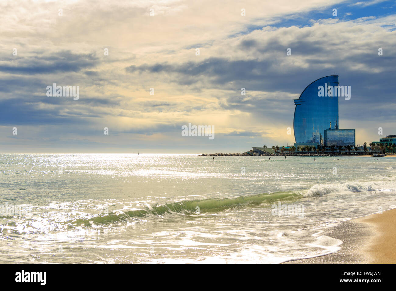 Vue de la plage de Barceloneta à Barcelone, Espagne. C'est l'une des plages les plus populaires en Europe Banque D'Images