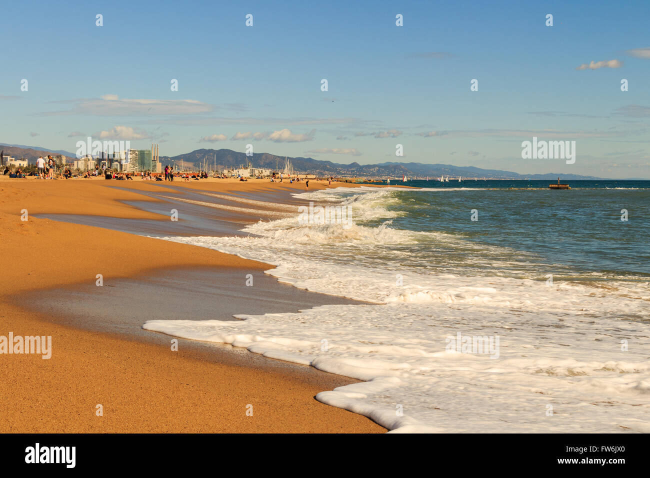 Mer plage sable ciel bleu lumière soleil vue paysage de détente pour la conception carte postale et l'agenda Banque D'Images