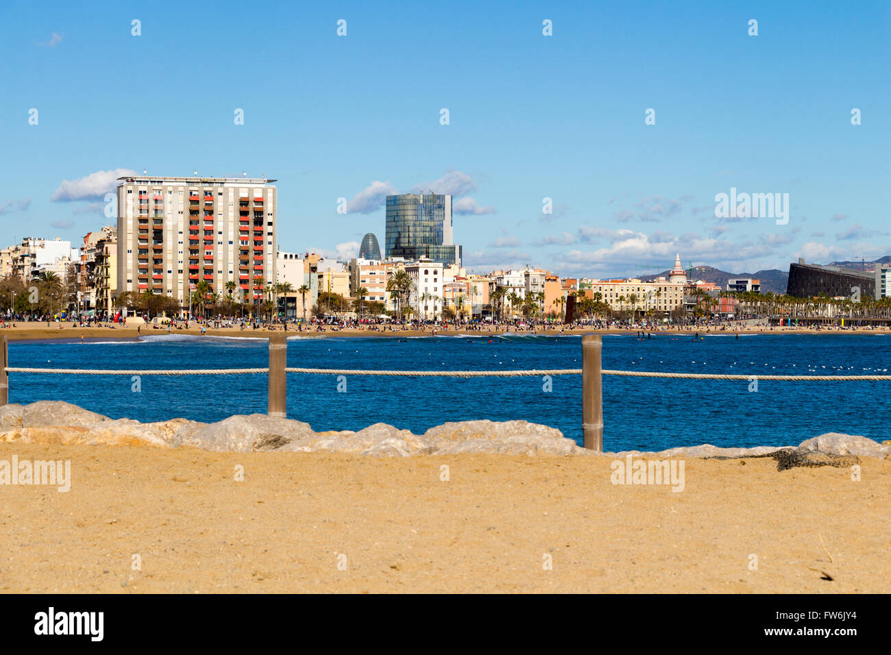 Vue de la plage de la Barceloneta et les bâtiments en arrière-plan, Barcelone. Banque D'Images