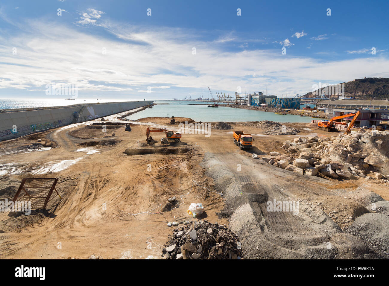 Site de construction en port, machines de construction, bulldozer, l'excavation, l'usine Banque D'Images