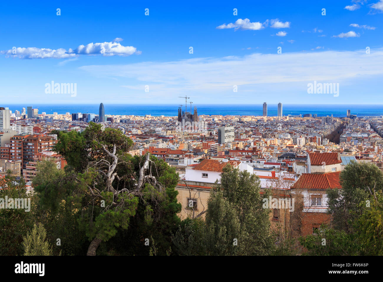 Vue panoramique de Barcelone du Parc Guell dans une journée d'été en Espagne Banque D'Images
