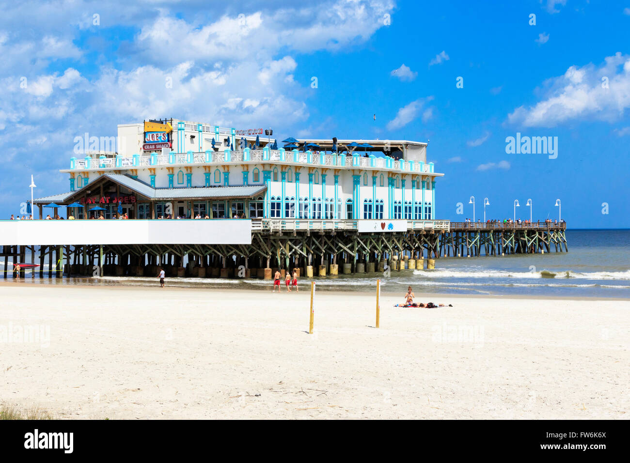 Daytona Beach avec les touristes et les baigneurs, en Floride, l'Amérique, USA et le traditionnel pier en arrière-plan. Banque D'Images