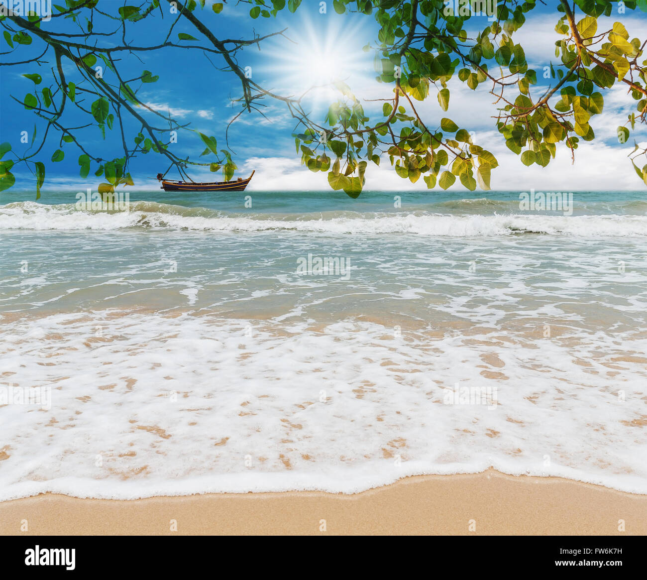 La mer bleu et vert feuille avec plage de sable blanc et le fond de ciel , peut être utilisé pour l'affichage ou un montage de vos produits Banque D'Images