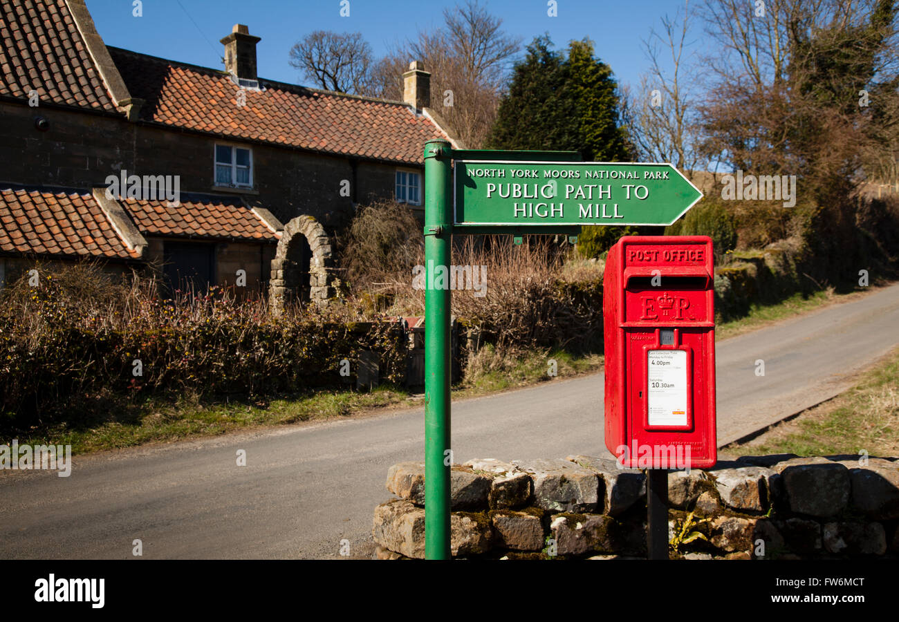 Sentier Public signe et post box Banque D'Images