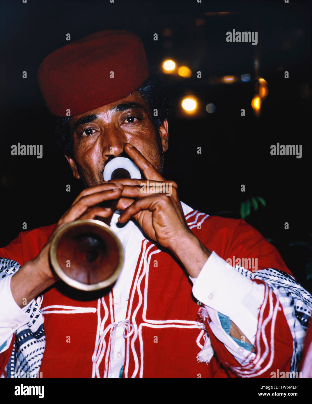 Chalemie tunisien player. Instrument de musique de la renaissance de la famille des instruments à vent. Instruments, Instrument. Ethnique. Banque D'Images