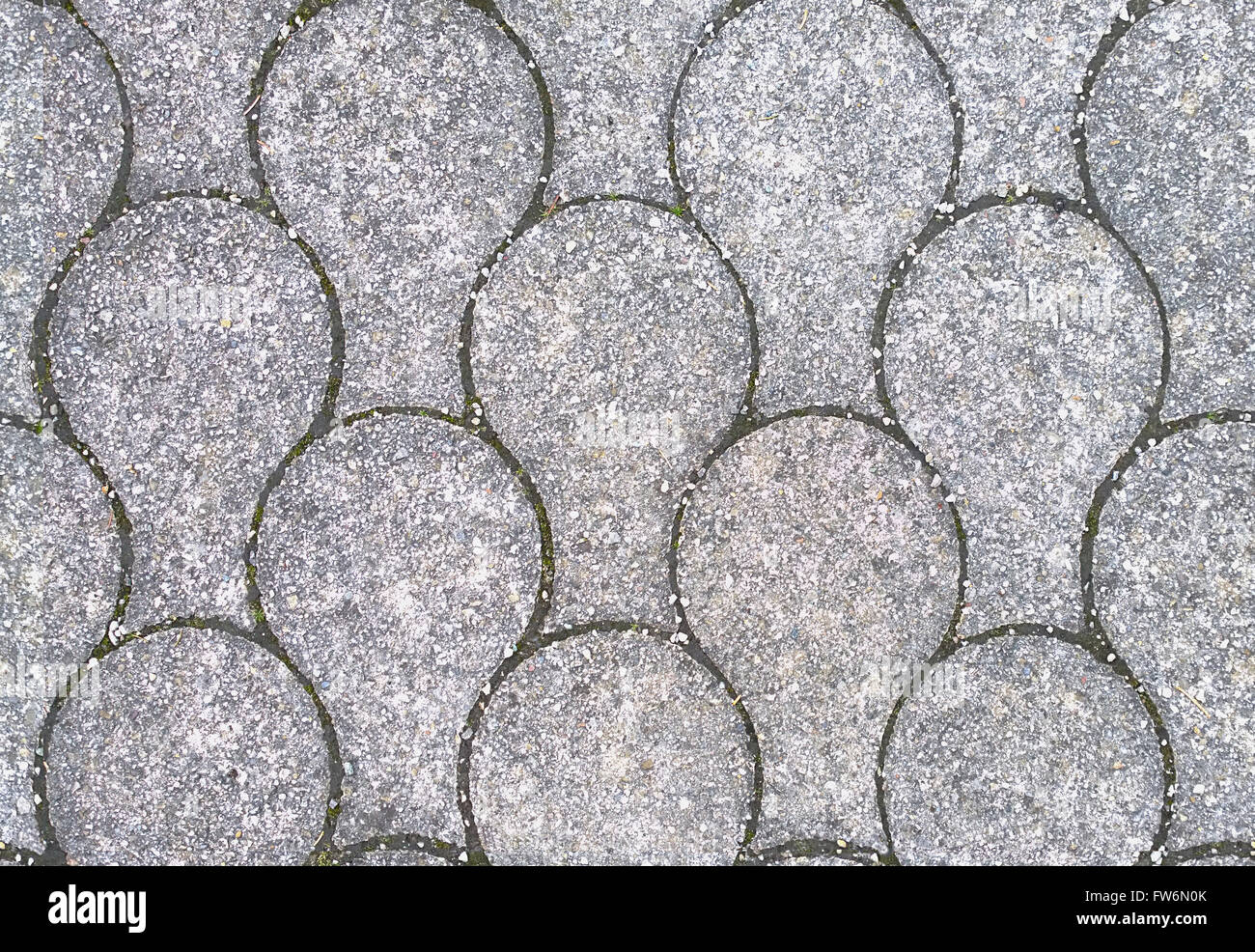 Seamless texture HD, bloc de pierre de forme ronde drop pour l'extérieur de la chaussée avec de l'herbe Banque D'Images