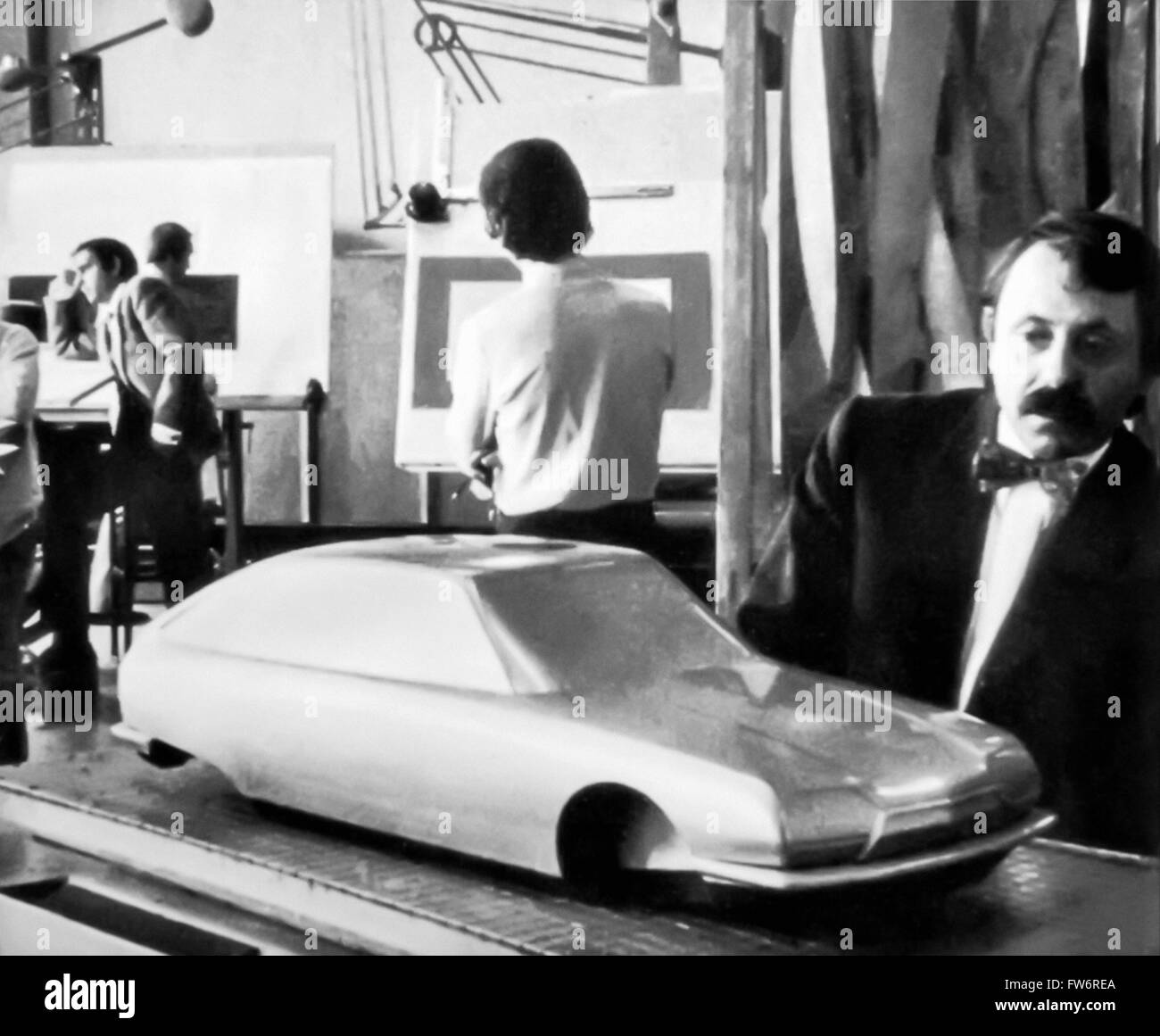 Robert Opron, concepteur de l'automobile française ici photographié à côté d'un modèle de la Citroën GS il a conçu. Photographie vers 1965. Banque D'Images
