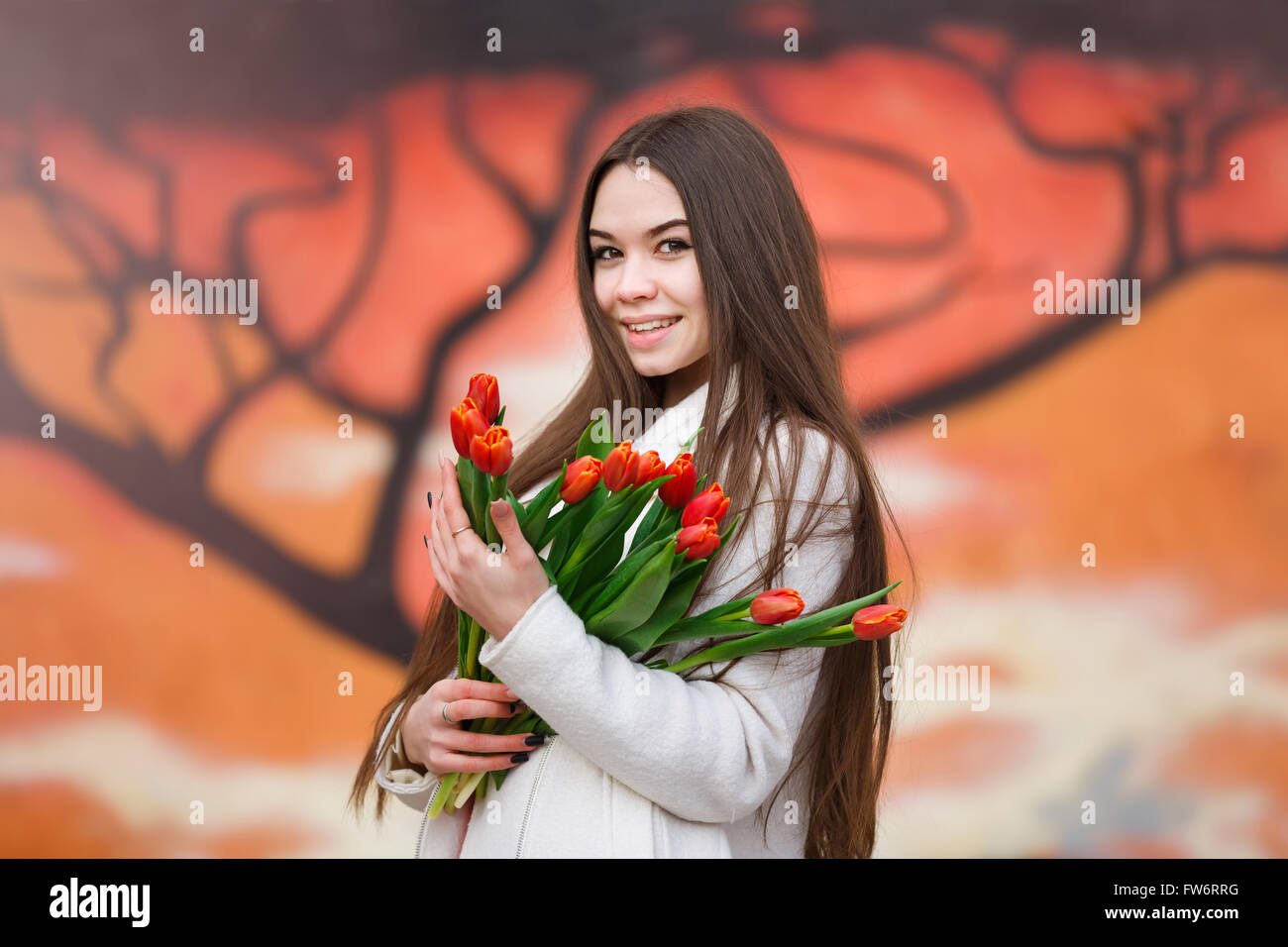 Jeune femme heureuse avec bouquet de tulipes piscine Banque D'Images