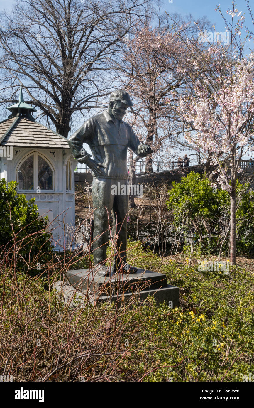 Une statue de Fred Lebow, le fondateur du marathon de New York, est située près de la porte des ingénieurs de Central Park, New York, États-Unis Banque D'Images