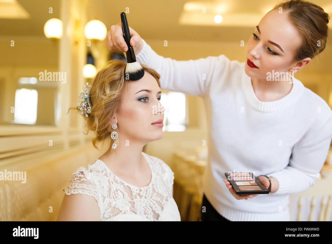 Femme font suite nuptiale composent avant la cérémonie de mariage Banque D'Images