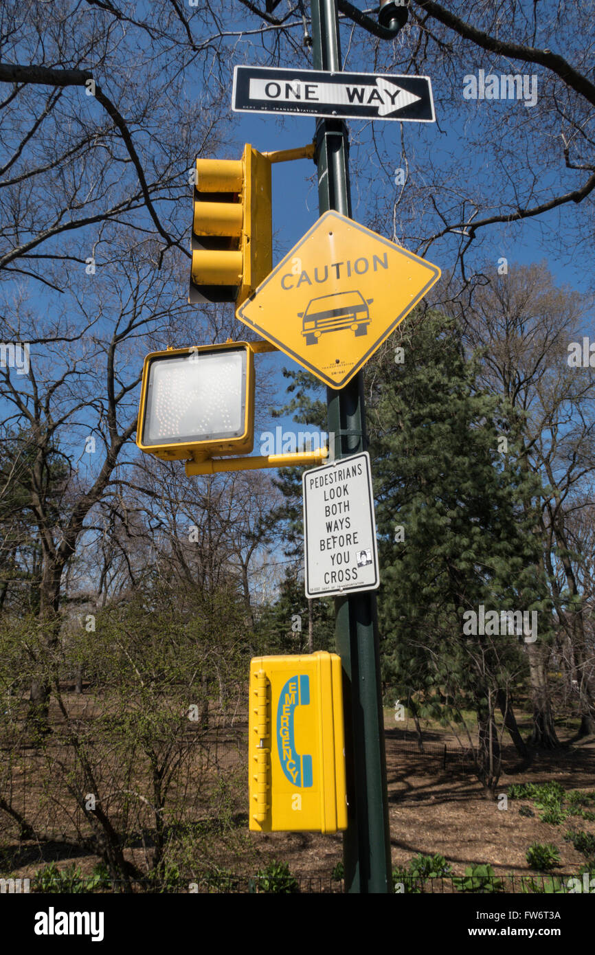 Panneaux de circulation et Post , East Drive, Central Park, NYC, USA Banque D'Images