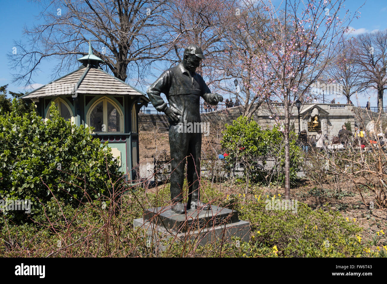 Une statue de Fred Lebow, le fondateur du marathon de New York, est située près de la porte des ingénieurs de Central Park, New York, États-Unis Banque D'Images