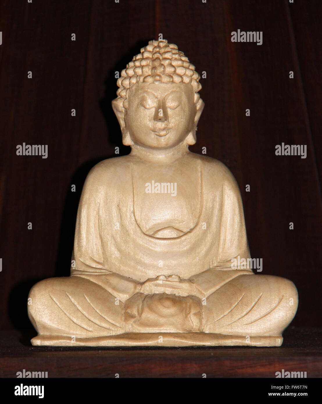 Un grand Bouddha Doré figure sur une étagère. Banque D'Images