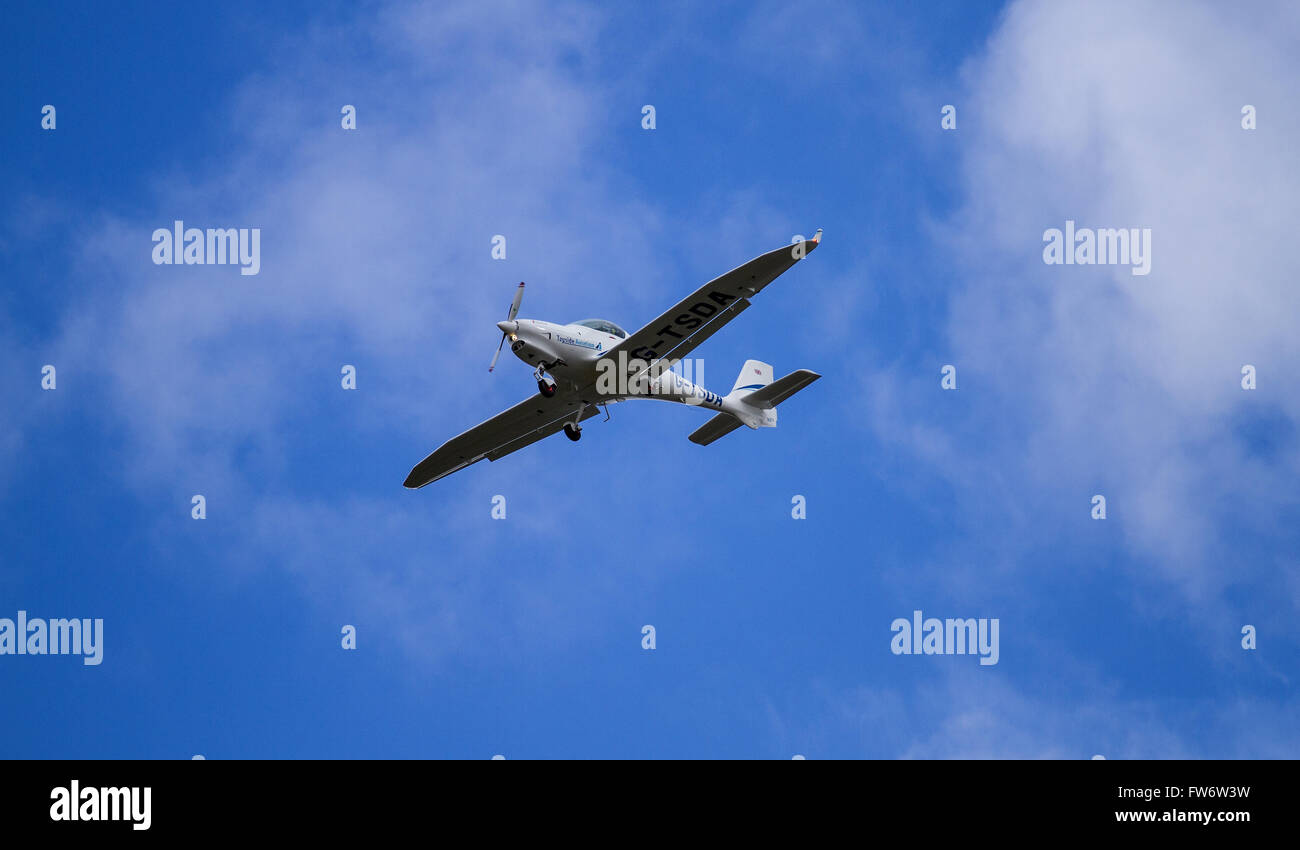 'Aviation Tayside G-TSDA' "Aquila" 211 avions légers volant au-dessus à l'aéroport de Dundee, Royaume-Uni Banque D'Images