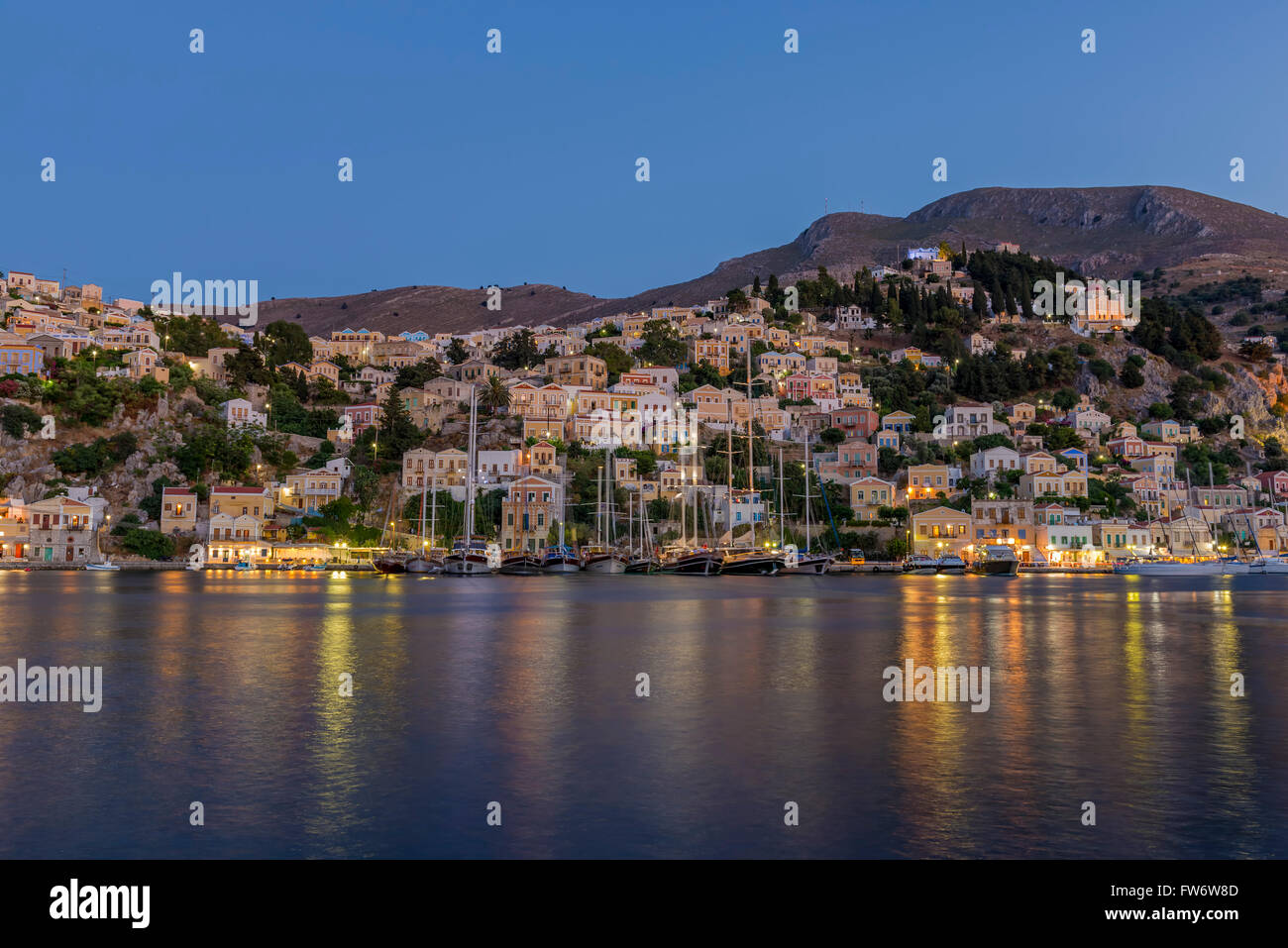 Chora de l'île de Symi Grèce la nuit Banque D'Images